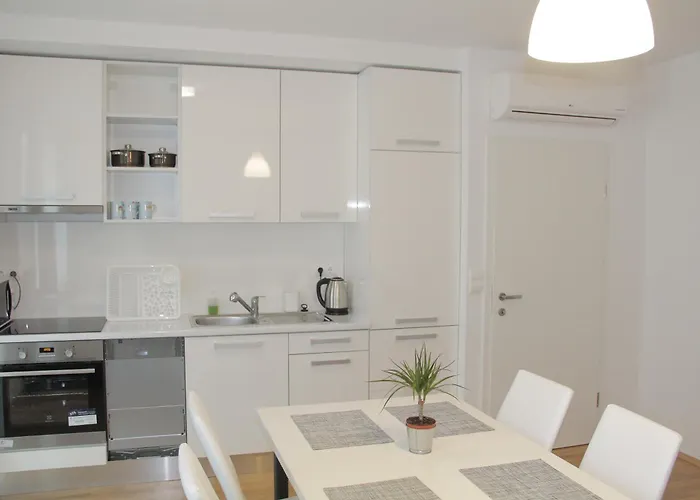 Hauptbahnhof Apartman *